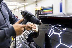 Aanbrengen van raam blindering door Vino Automotive