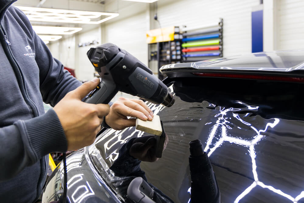 Aanbrengen van raam blindering door Vino Automotive