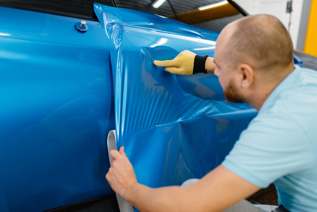 Experts van Vito automotive brengt een PPF laag toe