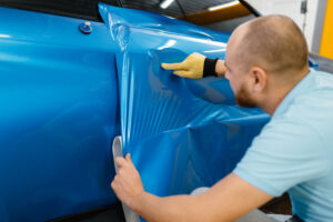 Experts van Vito automotive brengt een PPF laag toe