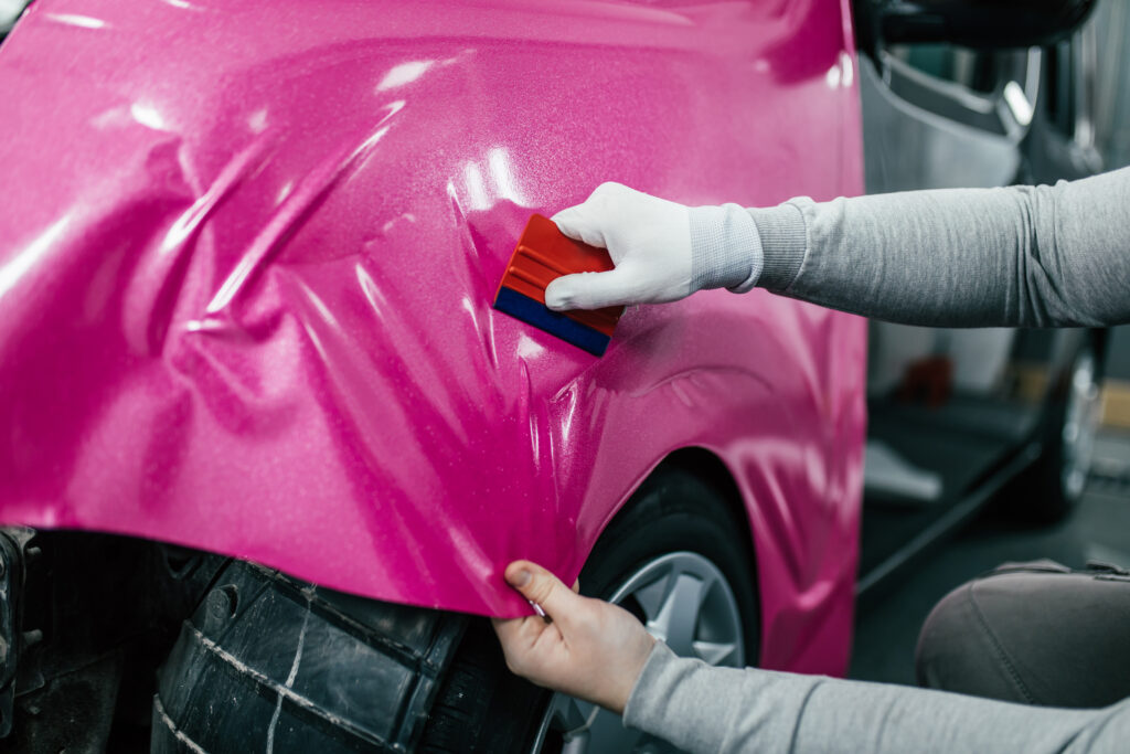 Experts van Vino Automotive autowrappen auto in Maastricht