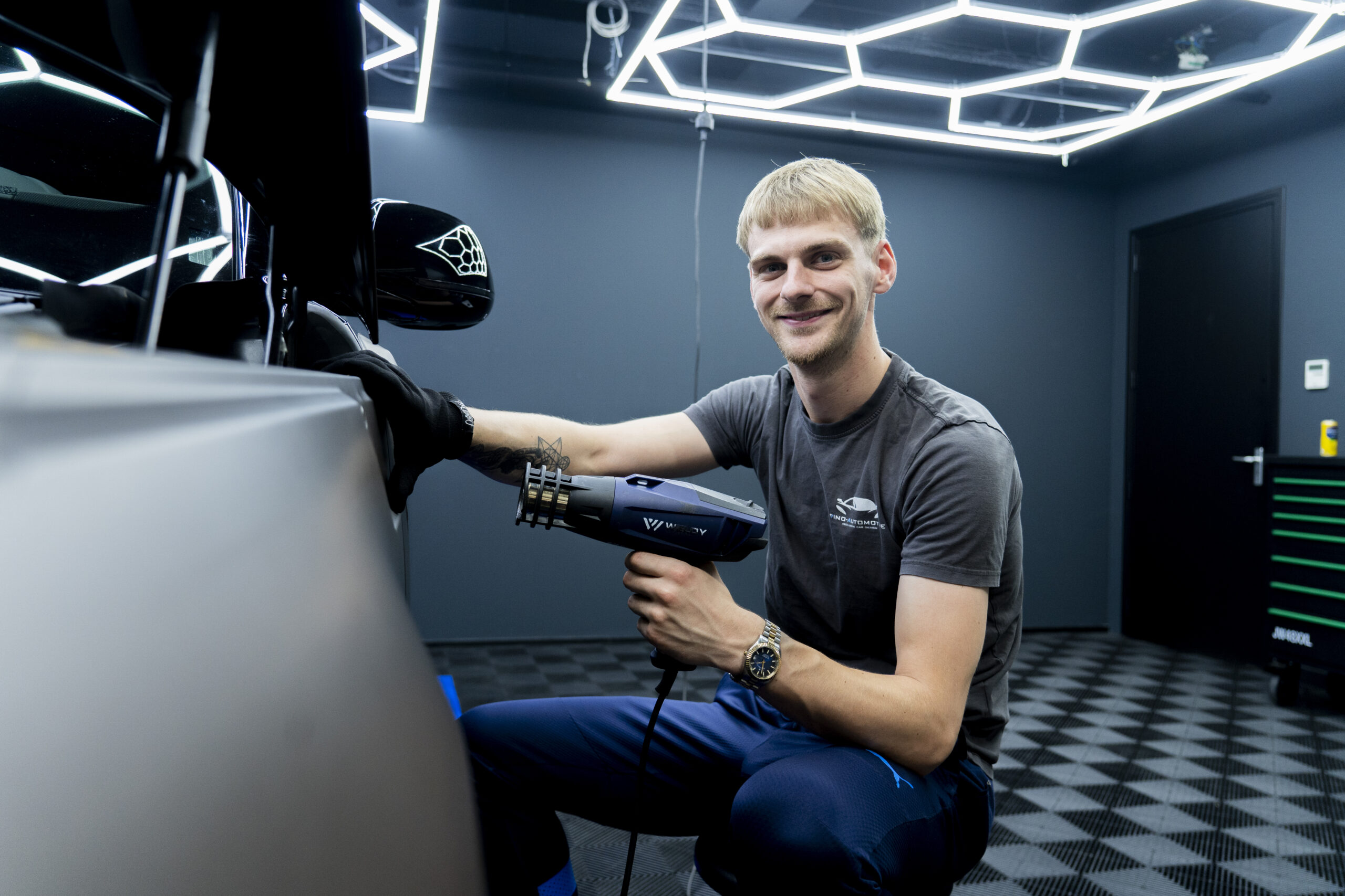 Medewerker Vino Automotive brengt een PPF laag aan
